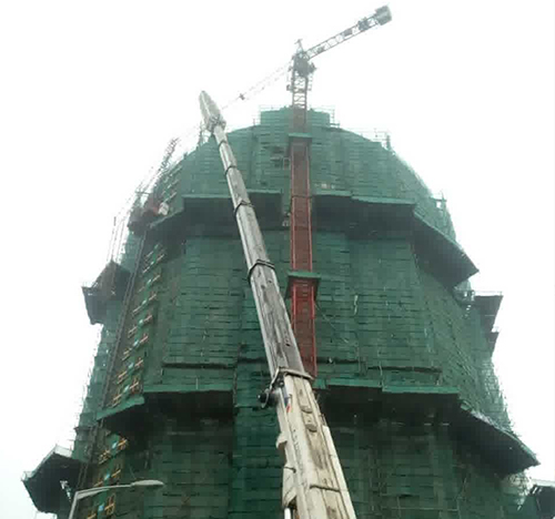 凤城吊车在工地上作业